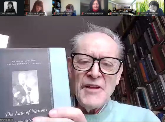 Професор Джеремі Адлер презентує джерела та наукові праці під час лекції